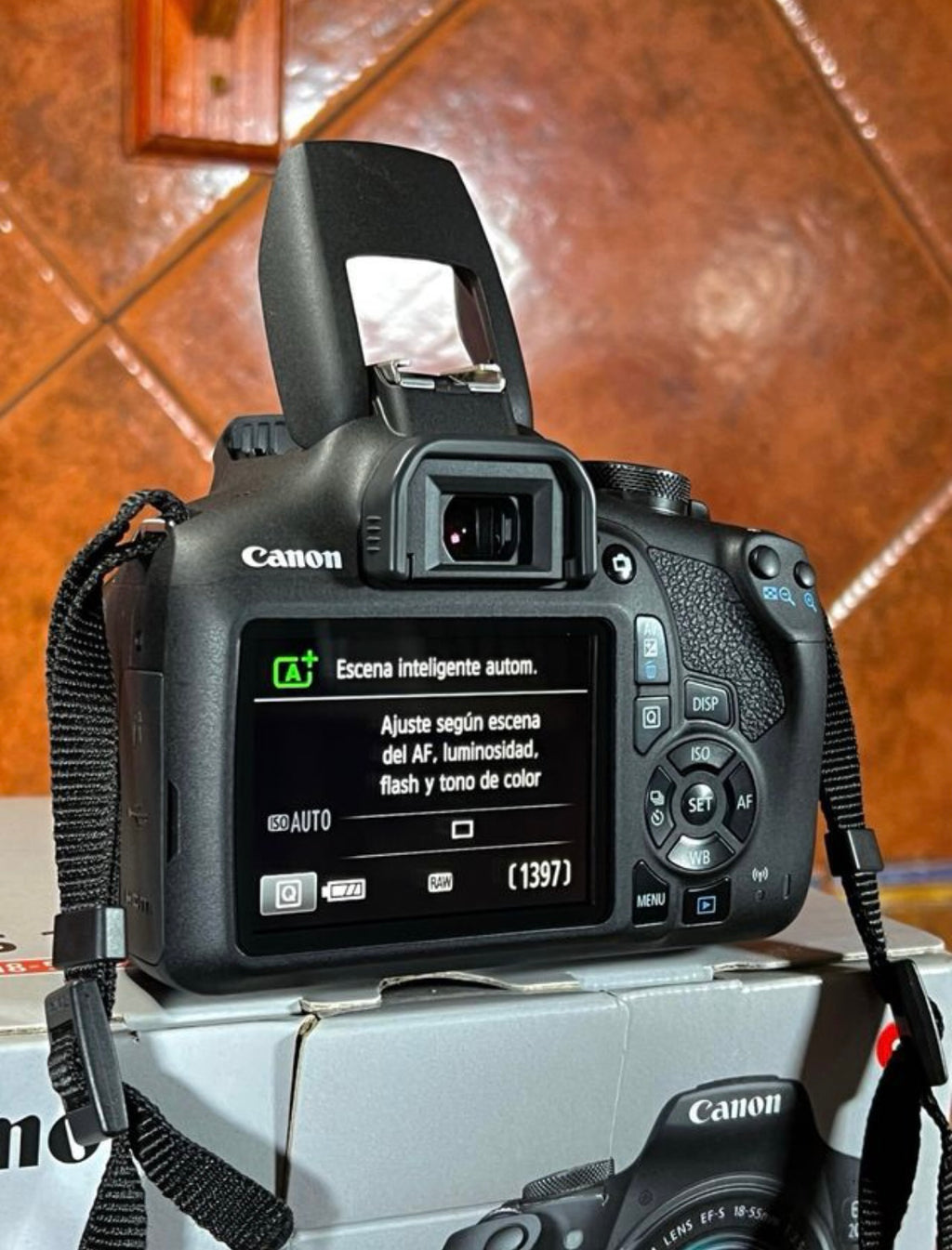 Canon EOS 2000D + Canon 18-55mm