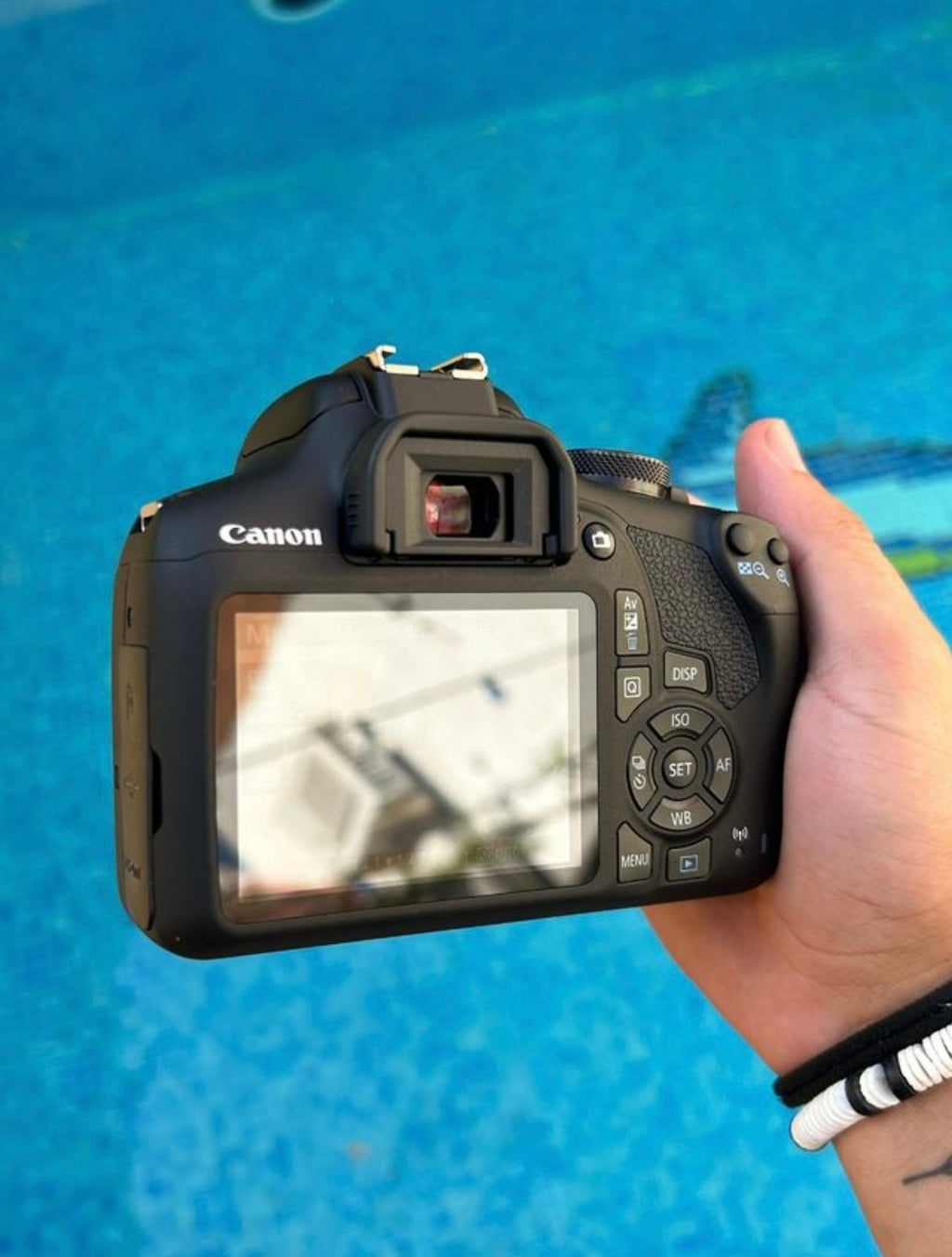 Canon EOS 2000D + Canon 18-55mm