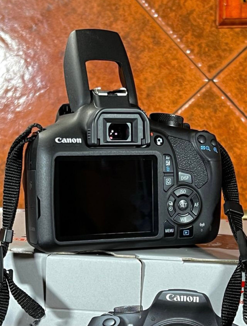 Canon EOS 2000D + Canon 18-55mm